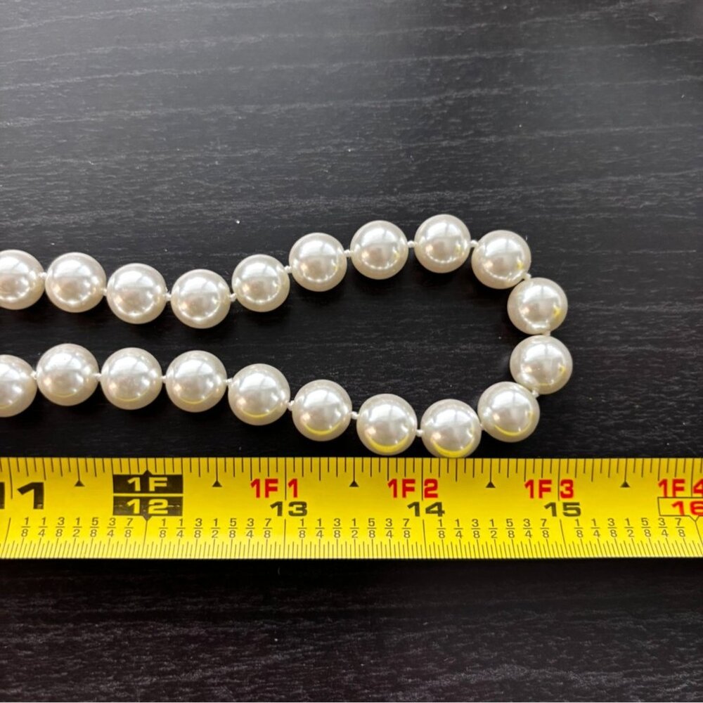Vintage Chanel Faux Pearl Strand Necklace 31" Long With Logo Clasp - Picture 5 of 5